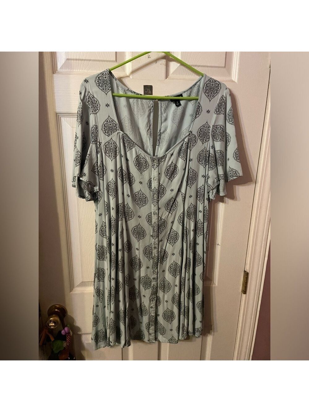 1
Torrid Medallion Print Button Front Skater Dress Mint Green Blue 2X - Picture 2 of 5